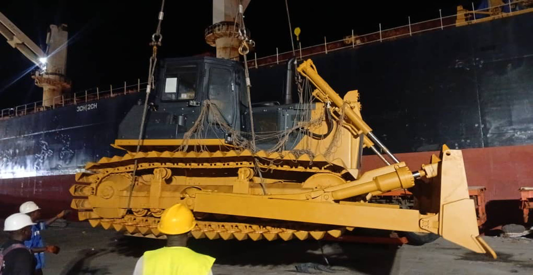 Déchargement nocturne d'un bulldozer au port de Conakry