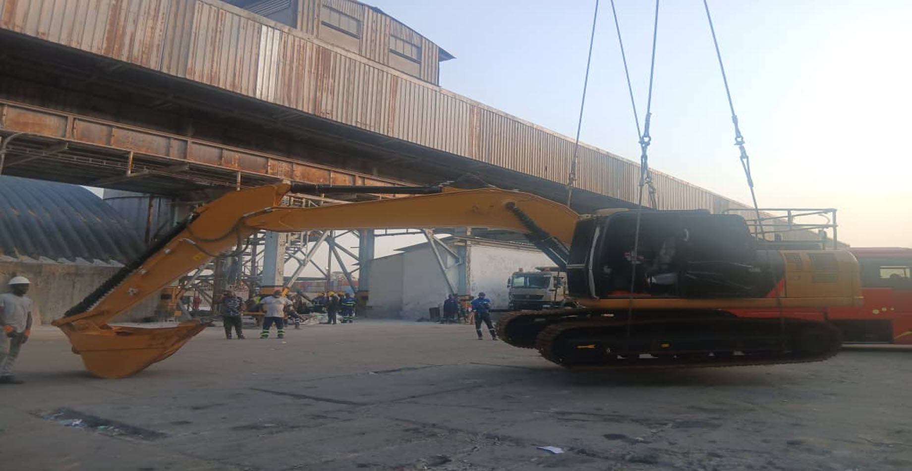 Levage d'une pelle hydraulique sur la terre-plein portuaire