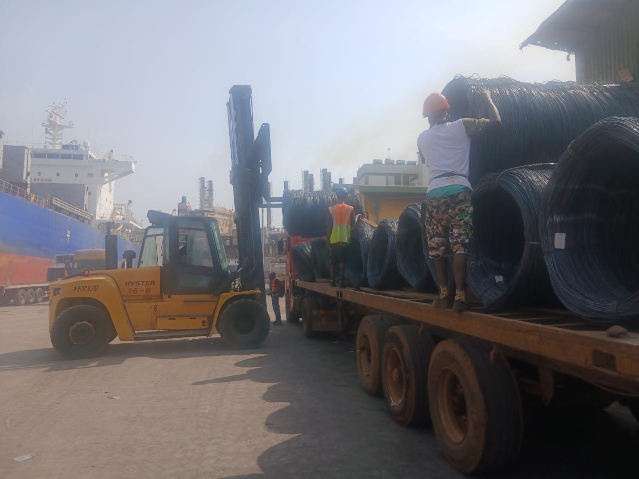 Opérations portuaires avec navire