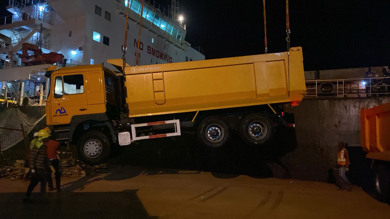 Déchargement de camion depuis un navire