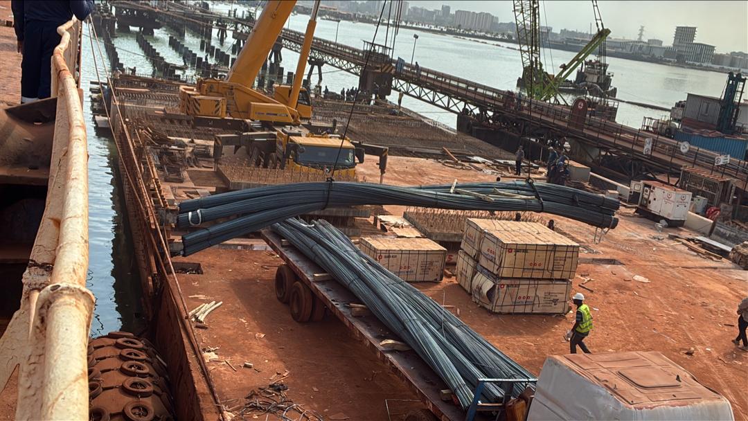 Opérations portuaires grues et acier