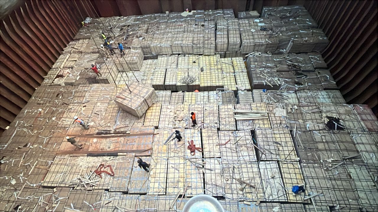 Vue aérienne opérations portuaires